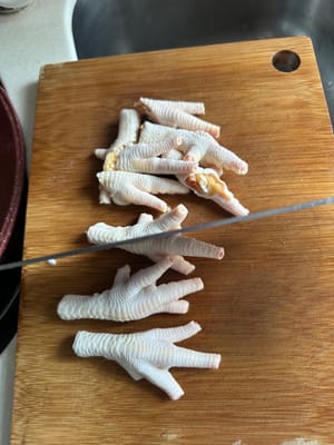 Couper les pattes de poulet en deux avec un couteau
