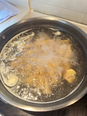 Ajouter le gingembre et le vin de cuisson, ne pas couvrir, cuire à feu moyen-vif pendant 15 minutes