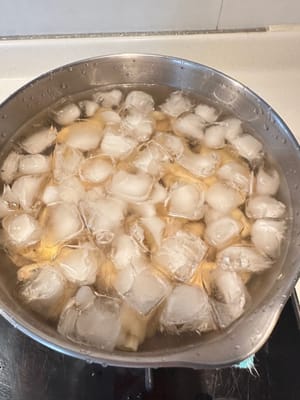 Faire tremper les pattes de poulet pendant 20 minutes et les sortir