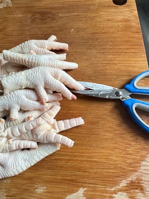 Pattes de poulet, laver à l'eau salée, puis couper les ongles avec des ciseaux, deux photos