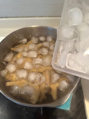 Recouvrir les pattes de poulet d'eau potable et de glace