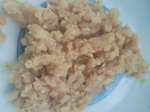 150 Gramm mageres Fleisch in Häutchen zerkleinern.
