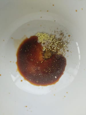 Geben Sie einen Löffel Sojasauce, einen Teelöffel Pfeffer, einen Teelöffel Hühneressenz und die entsprechende Menge Salz in eine Schüssel.