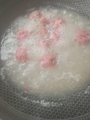 Wasser zum Kochen bringen, Knödel hineingeben und 10 Minuten kochen lassen, dann vom Herd nehmen und beiseite stellen.