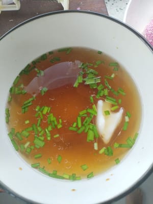 100 Gramm kochendes Wasser und eine entsprechende Menge Schmalz hinzufügen und mit 5 Gramm gehackten Frühlingszwiebeln bestreuen.