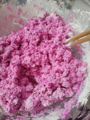 150 g Drachenfrucht und 200 g Maisstärke pürieren.