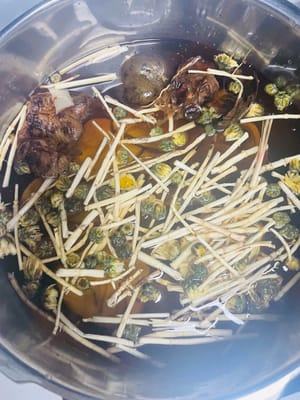 Préparez une casserole plus grande, ajoutez tous les ingrédients sauf le sucre candi et la gelée blanche, ajoutez 4000 grammes d'eau et portez à ébullition, puis laissez mijoter à feu doux pendant 1 heure pour laisser la saveur se développer.