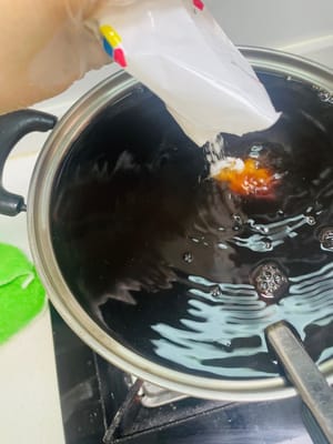 S'il reste environ 2 500 grammes de liquide après filtration, ajoutez 100 grammes de gelée blanche correspondant à cette quantité d'eau. S'il reste trop de liquide, vous pouvez le traiter séparément ; s'il n'est pas suffisant, ajoutez environ 2 500 grammes d'eau. Portez ensuite le liquide à nouveau à ébullition, écumez la mousse en surface, puis ajoutez le sucre candi et la gelée blanche, en remuant jusqu'à dissolution complète.