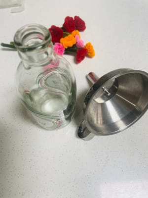 Pour le remplissage, pensez à choisir la vaisselle qui vous convient. S'il est en plastique ou en verre, laissez refroidir quelques minutes avant de le remplir afin d'éviter la déformation du plastique et la fissuration du verre sous l'effet de la température.
Si vous utilisez un récipient avec un petit goulot, utilisez un entonnoir pour verser, sinon le contenu risque de se renverser. L'utilisation d'un entonnoir est plus pratique et sans souci.