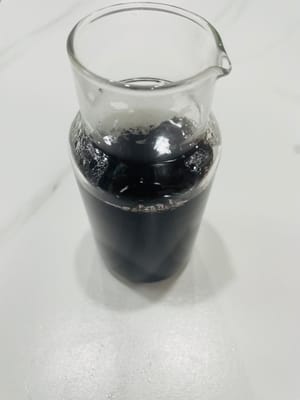 Quando riempi, ricorda di scegliere le stoviglie che preferisci. Se sono di plastica o vetro, lascia raffreddare il cibo per qualche minuto prima di riempirlo per evitare deformazioni della plastica e crepe del vetro dovute alle alte temperature.
Se ti trovi di fronte a un contenitore con un'imboccatura stretta, assicurati di usare un imbuto per versare il cibo, altrimenti si verserà facilmente ovunque. Usare un imbuto è più comodo e senza preoccupazioni.
