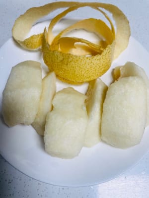 Frottez la surface de la poire avec du sel et coupez-la en morceaux~ (Secrètement, j'aime particulièrement la sensation d'éplucher des poires et des pommes. Chaque fois que j'y parviens, je ressens un sentiment d'accomplissement. C'est probablement le bonheur apporté par la dopamine 😂)