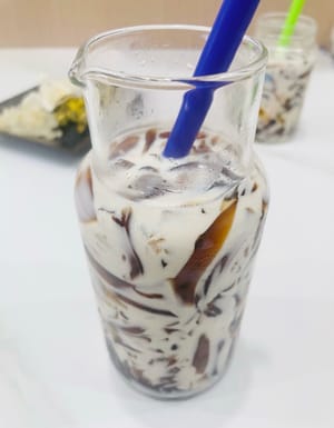 Dopo il raffreddamento, inserisci una cannuccia per punzecchiarlo con forza 😂, versa latte di cocco o latte scremato, se lo preferisci più dolce, puoi aggiungere latte condensato a piacere, ed è super appagante succhiarlo~
Se vuoi portarlo via, acquista questa speciale tazza da asporto. Il costo di prepararlo in casa è molto più alto che venderlo fuori!