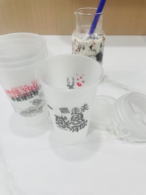 Après refroidissement, piquez-le vigoureusement avec une paille 😂, versez-y du lait de coco ou du lait. Si vous préférez un goût plus sucré, vous pouvez ajouter du lait concentré. C'est un vrai délice à sucer.
Pour emporter, achetez ce gobelet spécial. Le faire soi-même est bien plus économique que de le vendre à l'extérieur !
