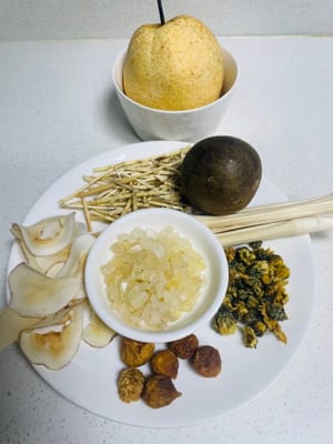 Pesez d'abord la noix de coco de mer, la canne à sucre de bambou, la racine d'imperata, le chrysanthème, le sucre candi et les figues selon la quantité, puis préparez tous les ingrédients pour une utilisation ultérieure.