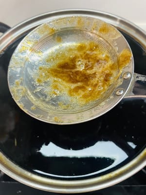 Se dopo aver filtrato il residuo rimangono circa 2500 grammi di liquido, aggiungere 100 grammi di gelatina bianca in base a questa quantità di acqua. Se il liquido è troppo, è possibile gestirlo separatamente; se è insufficiente, è necessario aggiungere acqua fino a circa 2500 grammi. Quindi, far bollire nuovamente il liquido, rimuovere la schiuma in superficie, quindi aggiungere lo zucchero di canna e la gelatina bianca, mescolando fino a completo scioglimento.