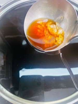 Se dopo aver filtrato il residuo rimangono circa 2500 grammi di liquido, aggiungere 100 grammi di gelatina bianca in base a questa quantità di acqua. Se il liquido è troppo, è possibile gestirlo separatamente; se è insufficiente, è necessario aggiungere acqua fino a circa 2500 grammi. Quindi, far bollire nuovamente il liquido, rimuovere la schiuma in superficie, quindi aggiungere lo zucchero di canna e la gelatina bianca, mescolando fino a completo scioglimento.