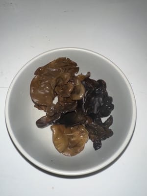 将黑木耳浸泡一小时！！！切勿将黑木耳浸泡过夜或太久！！！