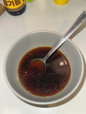 将除芝麻油和芝麻以外的所有酱料放入碗中