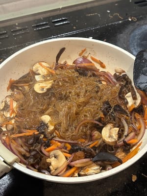 当酱汁开始变干时，加入菠菜和鸡蛋，充分搅拌