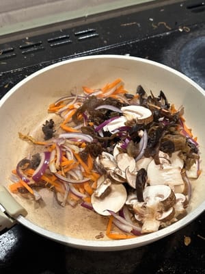 然后加入黑木耳和蘑菇再煮3分钟/变软