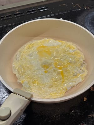 将鸡蛋平放在锅上，煮熟后卷起来切成片
