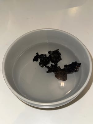 将黑木耳浸泡一小时！！！切勿将黑木耳浸泡过夜或太久！！！