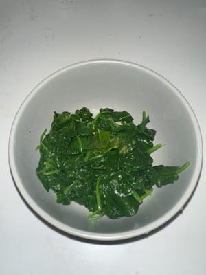 取一个大碗，将沸水倒入菠菜中，浸泡 2 分钟，然后滤干