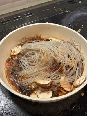 加入粉丝和酱汁，转中低火，煮 5 分钟