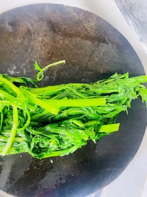 절인 겨자잎이 완전히 식으면 손으로 최대한 물기를 짜냅니다. 짜는 데 주저하지 마세요. 그런 다음 만두소를 다지듯 최대한 잘게 썰어 맛이 더 잘 스며들도록 합니다. 체반이 있다면 다진 겨자잎을 넣고 다시 한번 물기를 짜냅니다. 이렇게 하면 볶음 요리 시 눅눅해지는 것을 방지할 수 있습니다.