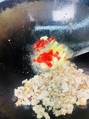 볶은 다진 고기를 팬 한쪽으로 밀어두고 생강, 마늘, 고추를 넣어 향이 날 때까지 볶습니다. 향이 너무 강해서 한 숟가락 떠서 맛을 보고 싶을 정도입니다. 다진 고기와 함께 잘 섞어줍니다.