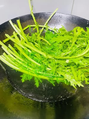 큰 냄비에 물을 끓인 후, 기름 1큰술과 베이킹소다 1작은술을 넣고, 절인 겨자잎을 넣어 1분간 끓인 후 건져내 찬물에 담가둡니다. → 냄비를 다시 끓입니다(녹색을 유지하기 위해 기름과 베이킹소다를 넣습니다). 절인 겨자잎을 1분간 끓인 후, 즉시 찬물에 담가 누렇게 변하는 것을 방지합니다.