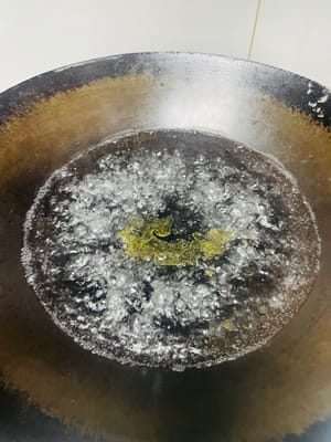 큰 냄비에 물을 끓인 후, 기름 1큰술과 베이킹소다 1작은술을 넣고, 절인 겨자잎을 넣어 1분간 끓인 후 건져내 찬물에 담가둡니다. → 냄비를 다시 끓입니다(녹색을 유지하기 위해 기름과 베이킹소다를 넣습니다). 절인 겨자잎을 1분간 끓인 후, 즉시 찬물에 담가 누렇게 변하는 것을 방지합니다.