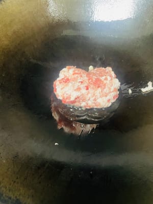 다진 고기를 볶을 시간입니다. 차가운 팬에 기름을 두르고 다진 고기를 바로 넣으세요. 약불로 줄이고 뚜껑을 덮으세요. 젓지 마세요. 지금 젓으면 팬 전체에 달라붙을 거예요! 기름이 팬에서 천천히 빠져나올 때까지 기다렸다가 젓으세요. 잘 볶아지고 달라붙지 않습니다.