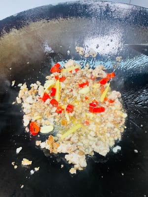 볶은 다진 고기를 팬 한쪽으로 밀어두고 생강, 마늘, 고추를 넣어 향이 날 때까지 볶습니다. 향이 너무 강해서 한 숟가락 떠서 맛을 보고 싶을 정도입니다. 다진 고기와 함께 잘 섞어줍니다.