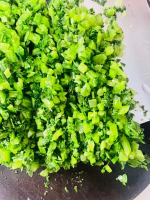 절인 겨자잎이 완전히 식으면 손으로 최대한 물기를 짜냅니다. 짜는 데 주저하지 마세요. 그런 다음 만두소를 다지듯 최대한 잘게 썰어 맛이 더 잘 스며들도록 합니다. 체반이 있다면 다진 겨자잎을 넣고 다시 한번 물기를 짜냅니다. 이렇게 하면 볶음 요리 시 눅눅해지는 것을 방지할 수 있습니다.