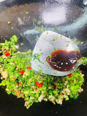 마지막으로 소금 한 스푼, 굴소스 한 스푼, 설탕 한 스푼을 냄비에 넣고 간을 합니다. 잘 저어주면 완성입니다.