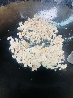 該炒肉沫了:
冷鍋倒上冷油,直接把肉沫倒進去,開小火蓋上蓋子別瞎動它——這時候你敢扒拉,它就敢粘你一整鍋!等鍋裡慢慢滲出油了,再翻它就乖得很,保準不粘。