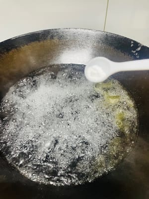 큰 냄비에 물을 끓인 후, 기름 1큰술과 베이킹소다 1작은술을 넣고, 절인 겨자잎을 넣어 1분간 끓인 후 건져내 찬물에 담가둡니다. → 냄비를 다시 끓입니다(녹색을 유지하기 위해 기름과 베이킹소다를 넣습니다). 절인 겨자잎을 1분간 끓인 후, 즉시 찬물에 담가 누렇게 변하는 것을 방지합니다.