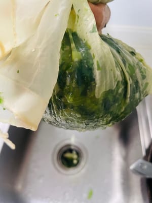 절인 겨자잎이 완전히 식으면 손으로 최대한 물기를 짜냅니다. 짜는 데 주저하지 마세요. 그런 다음 만두소를 다지듯 최대한 잘게 썰어 맛이 더 잘 스며들도록 합니다. 체반이 있다면 다진 겨자잎을 넣고 다시 한번 물기를 짜냅니다. 이렇게 하면 볶음 요리 시 눅눅해지는 것을 방지할 수 있습니다.