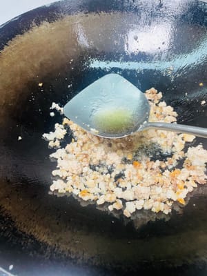 等肉沫炒得金黃焦香的時候,順著鍋邊淋上一匙料酒,「呲啦」一聲香味直接蹦出嚟,翻兩下給它裹勻。