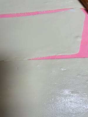 将擀好的面皮表面均匀喷上一层食用油，使油脂充分浸润面皮，随后依次撒上花椒粉、盐五香粉增添复合香气，铺上切碎的鲜嫩葱花提味。撒料时注意动作轻柔、分布均匀，确保每一处都能裹满丰富的调
料，为花卷注入灵魂风味。
除了经典的葱油口味，还能解锁更多创意吃法！将涂抹酱料的步骤替换成椰蓉、豆沙或炒制好的肉末，就能做出香甜的椰蓉花卷、绵密的豆沙花卷、咸香的肉末花卷。无论是偏爱甜口还是咸口，都能随心搭配喜欢的馅料。