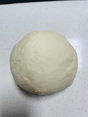 盖保鲜膜发酵至两倍大（温度低时可放烤箱或温水盆中加速发酵），手指压进了不回弹就可以了。30度的温度，约30分钟。