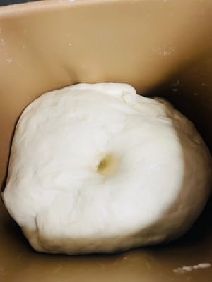 盖保鲜膜发酵至两倍大（温度低时可放烤箱或温水盆中加速发酵），手指压进了不回弹就可以了。30度的温度，约30分钟。