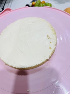 Tomar la base del bizcocho, extender uniformemente una capa de crema batida, colocar las frutas preparadas y cubrir con un poco de crema para fijarlas inicialmente.
~ Usar una espátula para alisar los bordes de la primera capa de crema y frutas y así cubrir la siguiente capa de rebanadas de bizcocho (si se tiene experiencia, este paso también se puede incorporar a los pasos posteriores).