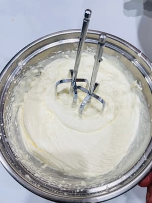 Gunakan pengocok listrik untuk mengocok krim dengan kecepatan sedang hingga muncul garis-garis bening pada krim dan kait pengocok berdiri tegak tanpa tertekuk saat diangkat, mencapai busa keras yang cocok untuk menghias bunga. Sisihkan.