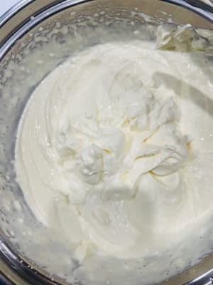 Estado de batido de la crema para decorar pasteles: Debe batirse hasta obtener una consistencia media, con líneas de crema claras y un gancho corto, recto y afilado al levantar el batidor. Tiene una textura fina y brillante, no se desborda. No gotea fácilmente después de recogerla con una espátula. Generalmente se bate entre un 80% y un 90% de su punto. Evite que se cocine demasiado. Observe el color blanco.
Estado de batido de la crema para decorar pasteles: Debe batirse hasta obtener una consistencia media, con líneas de crema claras y firmes, y un gancho corto, recto y afilado al levantar el batidor. Tiene una textura sólida, y los bordes de los patrones comprimidos son claros y no se desmorona fácilmente. Generalmente se bate entre un 90% y un 100% de su punto, ideal para crear diversas formas tridimensionales. Observe el color rosa.