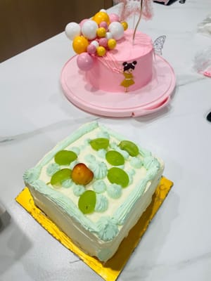 ～Operación de la manga pastelera: Mantén la muñeca firme al decorar flores y opera según las características de la boquilla: usa una boquilla redonda para hacer puntos y una con forma de estrella para hacer flores, y decora la superficie del pastel a tu gusto.
^_^ ¡Comienza una experiencia de repostería para padres e hijos con la pequeña bestia en casa! Hice adornos, y mi pequeña bestia decoraba flores. Usé su video para realizar un espectáculo de magia de 