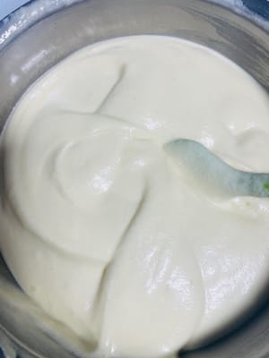 Tuang campuran kuning telur ke dalam sisa meringue, dan terus aduk perlahan dengan metode pengadukan yang sama seperti sebelumnya. Adonan akan semakin kental, memperlihatkan