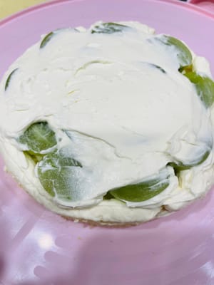 Menyiapkan lapisan pertama isian: Ambil lapisan dasar kue, oleskan krim kocok secara merata, taruh buah-buahan yang sudah disiapkan, lalu tutup dengan sedikit krim untuk merekatkan buah-buahan.
~ Gunakan spatula untuk meratakan tepi lapisan pertama krim dan buah-buahan untuk menyiapkan lapisan berikutnya dari irisan kue (jika Anda ahli dalam hal ini, langkah ini juga dapat digabungkan ke dalam langkah-langkah berikutnya).