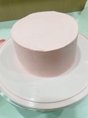 Ratakan sisi
1. Ratakan krim secara merata: Gunakan spatula untuk mengoleskan krim pada sisi kue, tumpuk bahan terlebih dahulu lalu ratakan agar tidak ada ketebalan yang tidak merata.
2. Koordinasi meja putar: Pegang spatula secara vertikal di sisi dengan tangan kanan, dan putar meja putar dengan kecepatan konstan dengan tangan kiri agar permukaan krim halus.
3. Pemangkasan: Setelah mengoleskan sisi, gunakan spatula untuk membersihkan krim di persimpangan bagian atas dan samping agar tidak ada sudut.